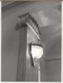 Teatro alla Scala: la vecchia biglietteria, dettaglio di un pilastro della parete, con capitello ionico e plafoniera