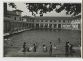 Pubblica piscina Filippo Argelati: veduta della vasca e dei corpi di fabbrica attorno