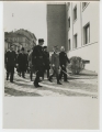 Piscina Roberto Cozzi: Luigi Lorenzo Secchi accompagna il re Vittorio Emanuele III in visita il giorno dell'inaugurazione