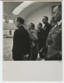 Piscina Roberto Cozzi: Luigi Lorenzo Secchi accompagna il re Vittorio Emanuele III in visita il giorno dell'inaugurazione