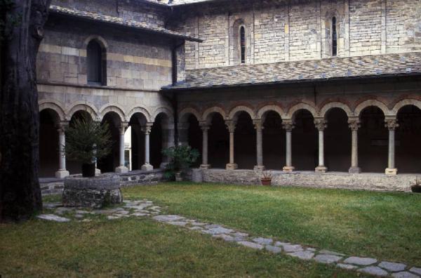 Chiostro dell'abbazia di S. Nicolò di Piona