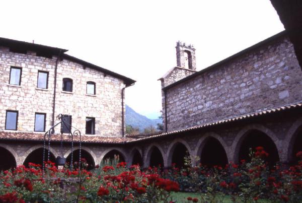 Chiostro e portico del complesso dell'eremo dei SS. Pietro e Paolo