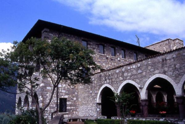 Chiostro e portico del complesso dell'eremo dei SS. Pietro e Paolo