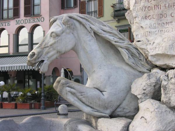 Fontana di Piazza XIII Martiri
