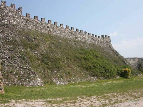 Mura della Rocca Viscontea
