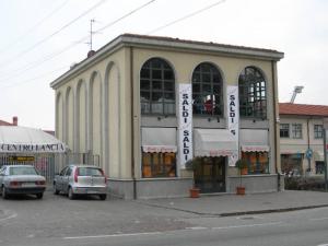 Edificio commerciale Via Spluga 30
