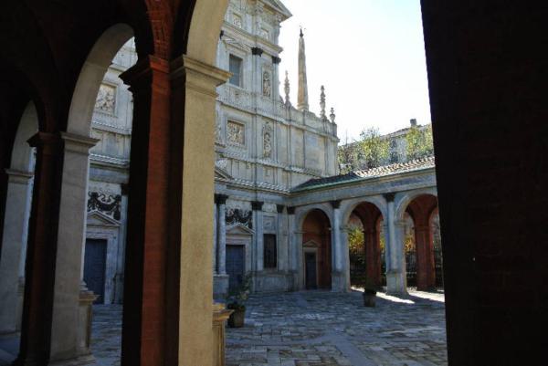 Portico della chiesa di S. Maria dei Miracoli presso S. Celso