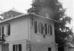 Villa con torre Via Bertarini 21