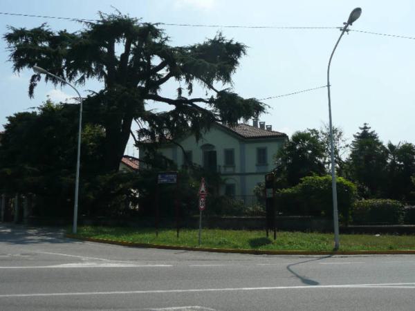 Villa con giardino Via Ratti 2