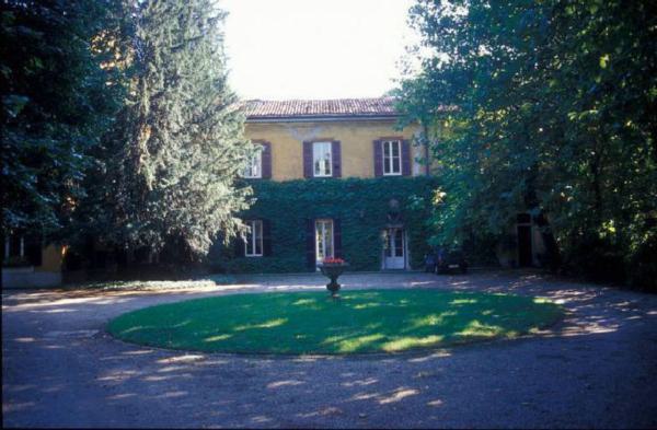 Villa Dugnani, Negroni, Lado