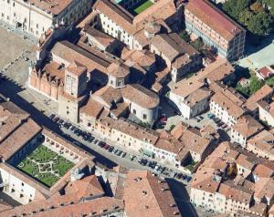 Case in piazza Sordello attigue al Duomo - complesso