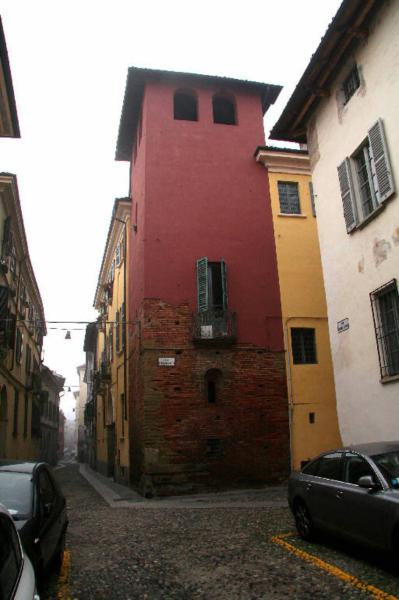 Casa con torre Via Capsoni 14