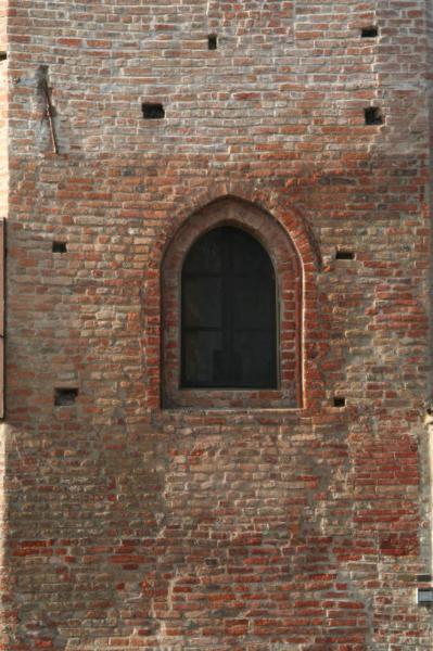 Casa con finestra gotica