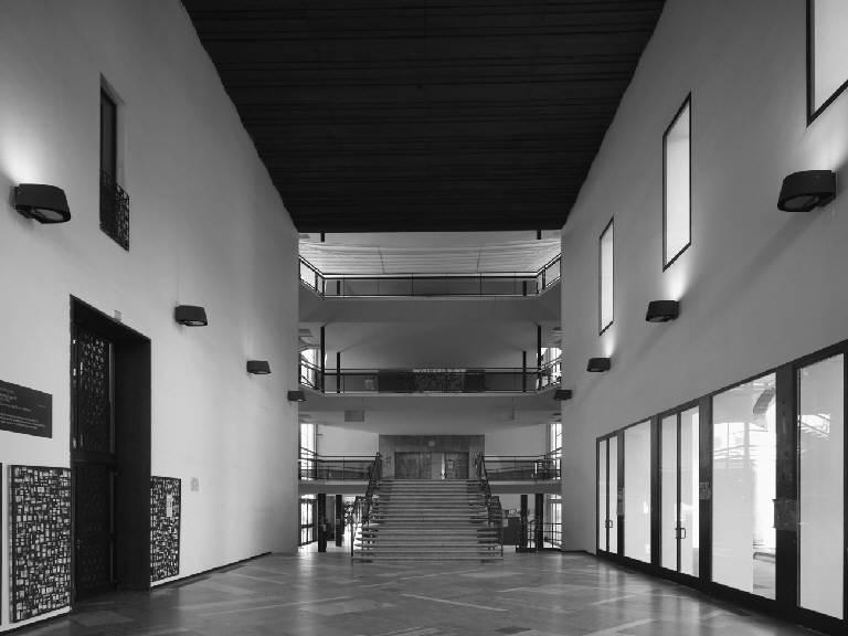 La nuova crociera. La galleria a tutta altezza a cui si accede dal centro del porticato sinistro del cortilone centrale - fotografia di Introini, Marco (2016)