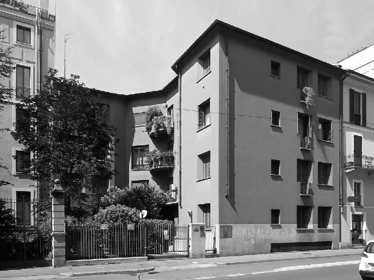L'edificio verso via Senato - fotografia di Sartori, Alessandro (2016)