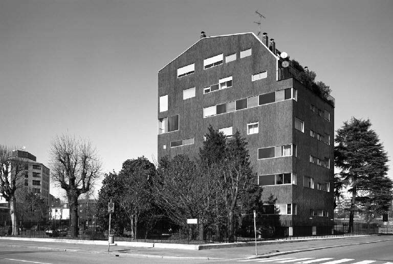 Condominio in piazza Carbonari 2, Milano (MI) - fotografia di Introini, Marco (2008)