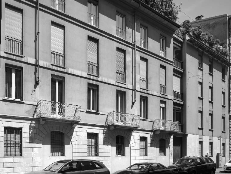 La facciata su via Borgonuovo - fotografia di Introini, Marco (2015)