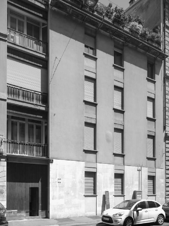 Dettaglio della facciata su via Borgonuovo, con le logge che collegano la facciata ottocentesca alla porzione realizzata ex-novo dai BBPR - fotografia di Introini, Marco (2015)