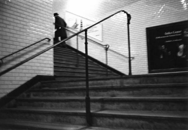 Un uomo sulle scale di accesso alla metropolitana