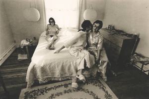 Tre donne in una stanza da letto