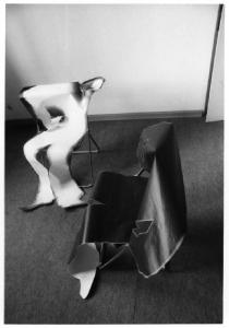 Due sagome in carta di figura umana afflosciate su sedie
