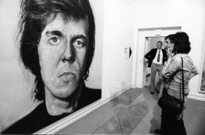 Visitatori davanti al ritratto realizzato da Chuck Close