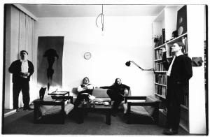 Artista e donna su divano con sagoma e manichino raffiguranti l'autore stesso