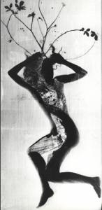 Fotogramma raffigurante sagoma di figura femminile con motivo floreale