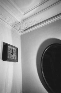 Interni - pareti - orologio appeso a una parete -stucchi a soffitto - specchio