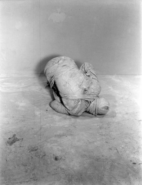 Ana. Performance - Uomo vestito con bende in una stanza vuota - Macchie sul pavimento