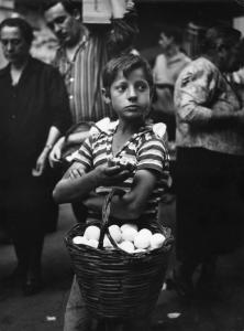 Napoli: Vicoli. Napoli - Ritratto infantile: bambino vende uova