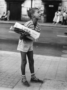 Sicilia: Bimbi non Napoli/ Seconda scelta. Sicilia - Palermo - Strada - Ritratto infantile: bambino venditore ambulante di giornali - Giornale "L'Ora"