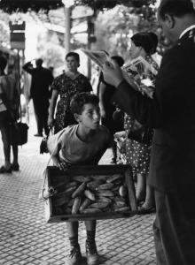 Sicilia: Bimbi non Napoli/ Seconda scelta. Sicilia - Strada - Bambino venditore ambulante di pane - Uomo legge il giornale