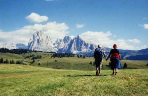 Topografia-Iconografia. Alpe di Siusi - Montagna - Uomo e donna passeggiano mano nella mano