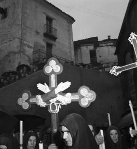 Italia del Sud. Sardegna - Aritzo - funerale - processione - croce