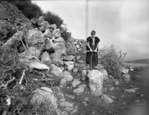 Italia del Sud. Sardegna - nuraghe Arrubiu - giovane pastore