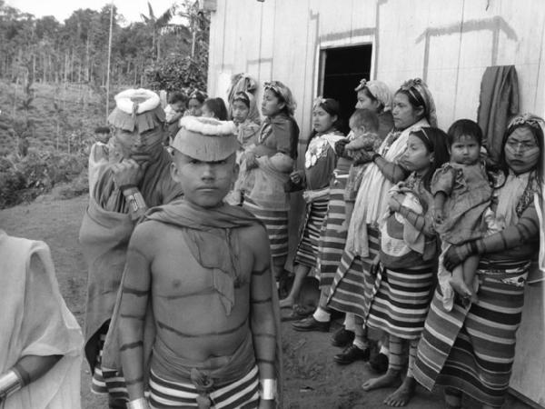 Ecuador - Santo Domingo de los Colorados. Indigeni - uomo - donne in fila