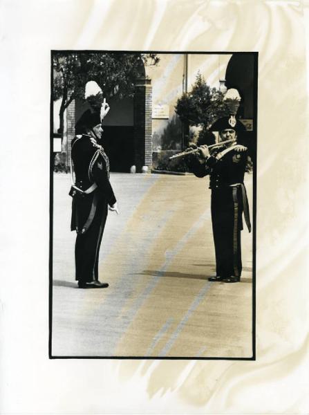 Esterno - Piazza - Carabinieri in parata - Banda dei carabinieri - Direttore e flauto traverso