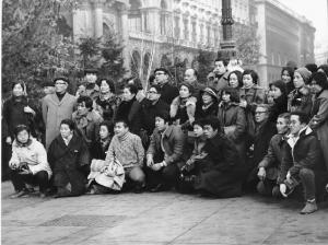Piazza Duomo: La foto. Milano - Piazza del Duomo - Ritratto di gruppo - Turisti giapponesi in posa per una fotografia - Alberi
