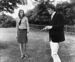 Ritratto. Foto di scena del film Blow-Up. David Hammings e Vanessa Redgrave in un parco