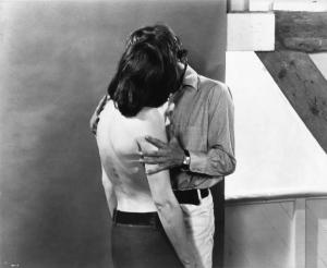 Ritratto. Foto di scena del film Blow-Up. David Hammings e Vanessa Redgrave abbracciati. Vanessa Redgrave a busto nudo