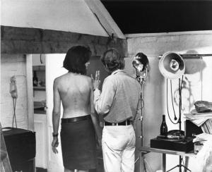 Ritratto. Foto di scena del film Blow-Up. David Hammings e Vanessa Redgrave di spalle. Vanessa Redgrave a schiena nuda