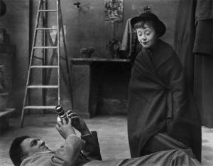 Set cinematografico del film "La strada" - Federico Fellini fotografa Giulietta Masina nelle vesti di Gelsomina