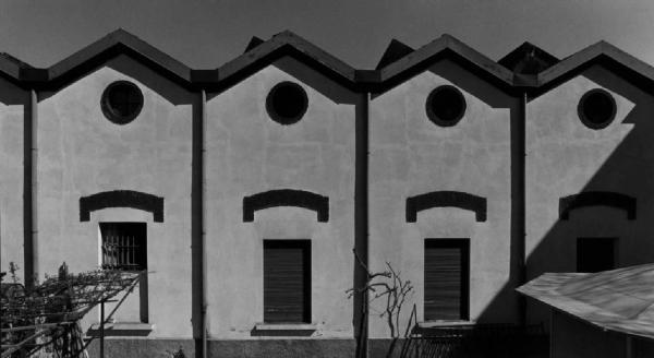 [Ritratti di fabbriche 1978-1980.] Milano - Via Giuseppe Ripamonti - Edificio industriale - Facciata