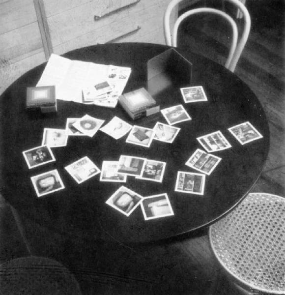 Tavolo tondo con fotografie polaroid