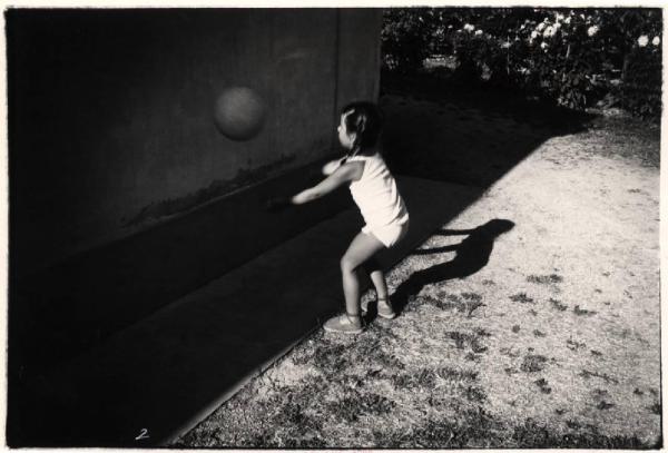 Bambina gioca a palla