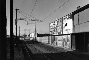 Milano - binari del tram - barriera in cemento e cartelloni pubblicitari