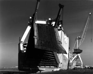 Nord Pas-de-Calais - nave cargo - portellone di carico - banchina del porto - gru di carico
