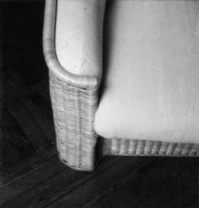 Angolo di un divano in vimini