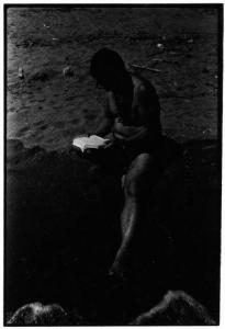 Uomo che legge in riva al mare
